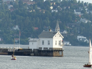 Nein, das ist keine "Drive-Inn"-Kirche für Fischer - ein Leuchtturm auf Gressholmen