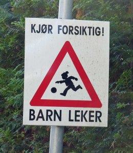 NEIN - Norweger sind KEINE Kannibalen, die Kinder lecker finden!!! :-) Auf dem Schild steht nur: Sei Vorsichtig! Kinder spielen" :D
