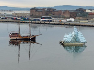 Sightseeing Boot an der Eisbergskulptur vor der Oper