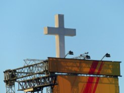 Kreuz über der Bühne