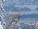 Spitze und Aussichtsplattform der Holmenkollen Skischanze vor dem Hafen von Oslo